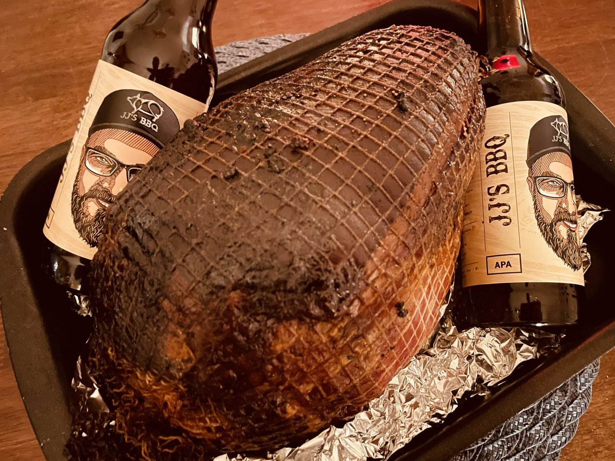 SamiPeura's tweet photo. Eiköhän tässä pärjätä. Hyvää joulua! 🎅 #jjsbbq #kinkkuonkunkku #joulu https://t.co/RzUtXPpVVE