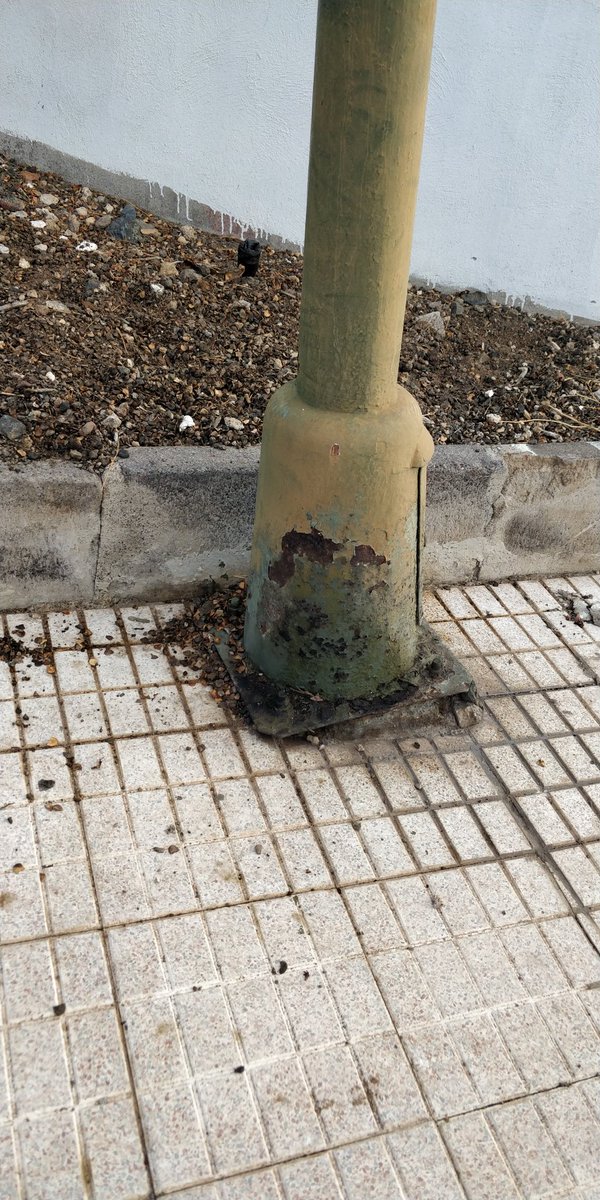 cubas90's tweet photo. @_mari_brito @AytoCandelaria  Cuando tienen pensado cambiar las farolas que están en la zona del punta del rey que son farolas de los años 80 o 90. Estás precisamente están así en la calle Bouganvilla. Me pregunto si las cambiaréis cuando se le caiga a una persona encima 🤔 https://t.co/IXsvkPZRZk