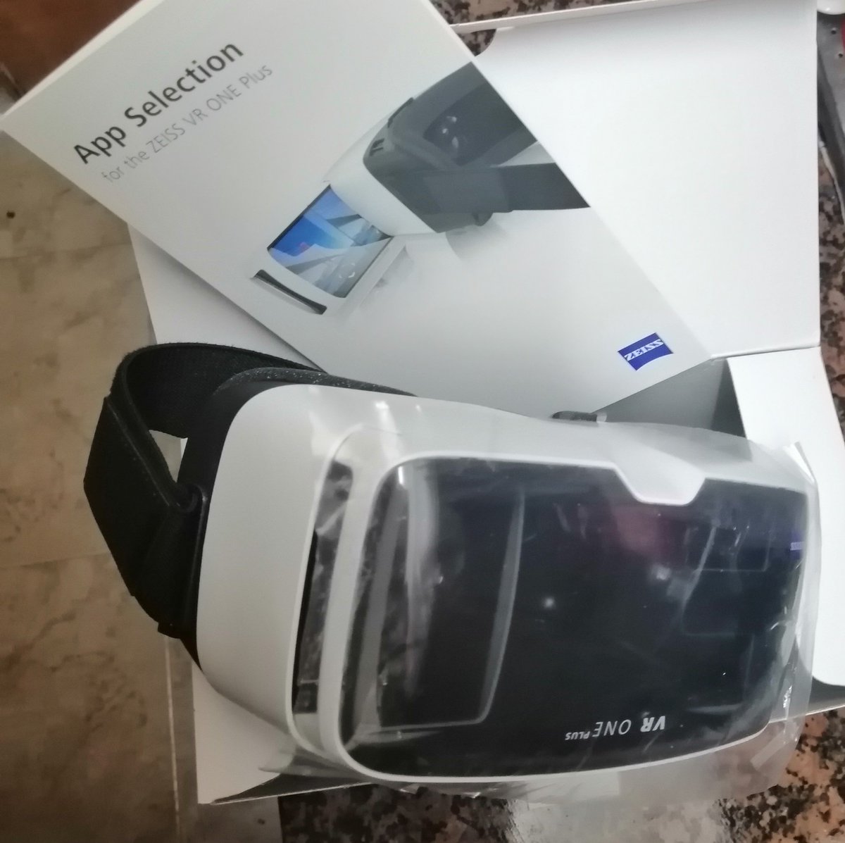 ccdinarte2010's tweet photo. Por regla general, soy muy salado para concursos y rifas. Por eso, hoy le doy gracias públicas a Zeiss por estas gafas de realidad virtual que me otorgaron en su reciente concurso. #zeissvroneplus https://t.co/R5IfZ730yY