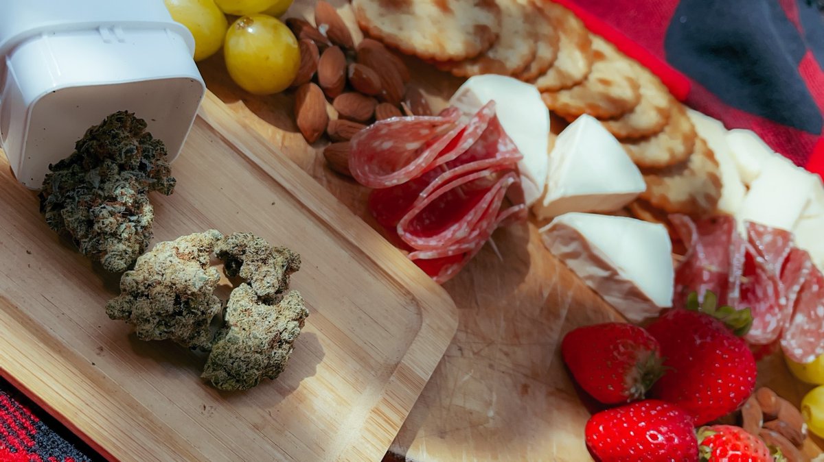 fluentcannabis's tweet photo. Spreading joy this Holiday season 🧀
📷: @Hippie.flowerz on IG
#WeSpeakCannabis #charcuterieboard #CheeseWeed https://t.co/JTLambCBNF
