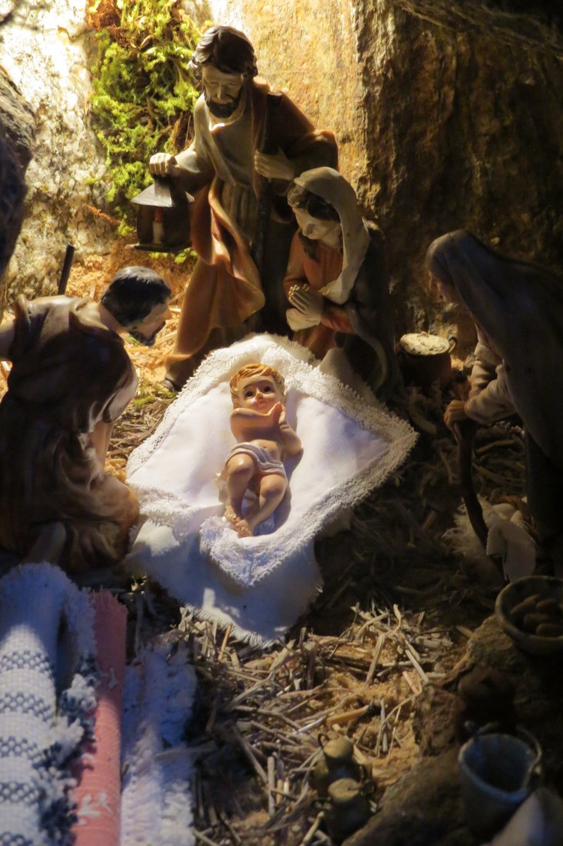 Queridos amigos os deseo una muy feliz y santa Navidad. Que el Niño Dios nazca siempre en vuestros corazones.