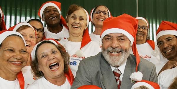 Marcoslulaofici's tweet photo. Passando aqui para desejar a vocês um Feliz Natal, e um próspero Ano Novo com Lula Presidente.⭐😍 https://t.co/V3OZ1xHF6X