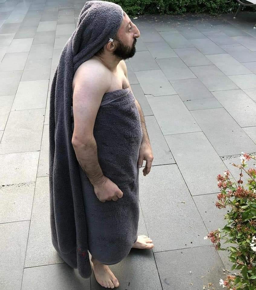 Todos preocupados por el outfit de navidad yo soy este viendo que ponerme el 24 a las 11 de la noche jajajs