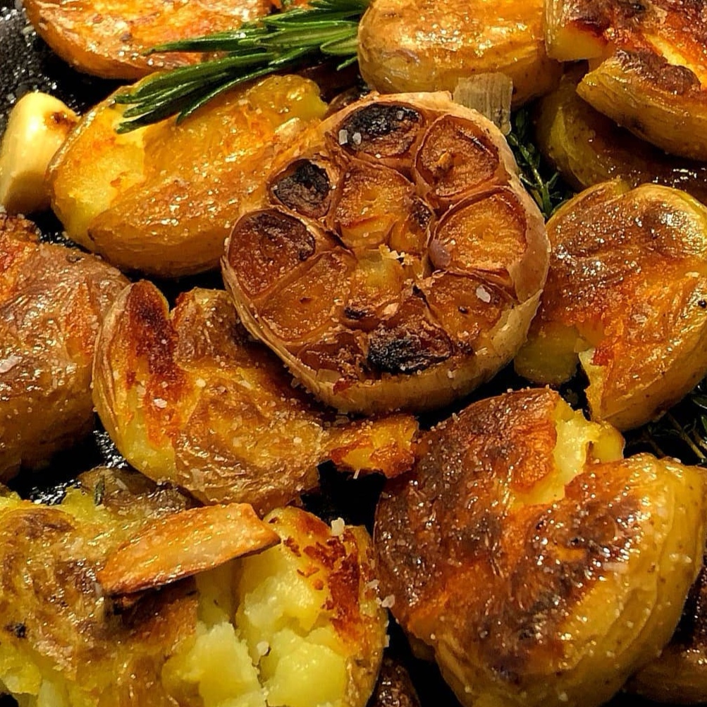 HospitalityUofG's tweet photo. Gryphons, we wish you a safe and restful winter break! ❤️💛🖤

If you're looking to test out some new recipes this holiday season, check out our simple but delicious #CookLikeAChef recipes here: https://t.co/N2TJFVD8WO

#UofGCampusFood https://t.co/RknWpqIQu4