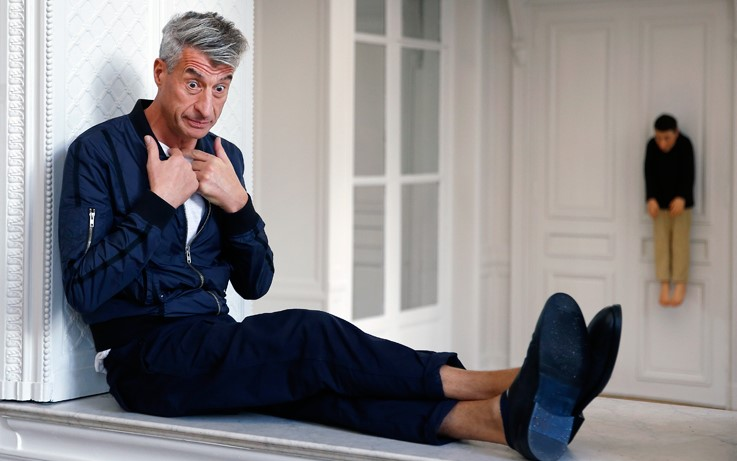 Hay un artista italiano que pega plátanos en las paredes, cuelga caballos del techo y le hizo un corte de mangas al poder económico. Un autodidacta provocador y genial al mismo tiempo. ¿Quieres saber un poco más de Maurizio Cattelan? Sígueme en este HILO de #DescubreArtistas