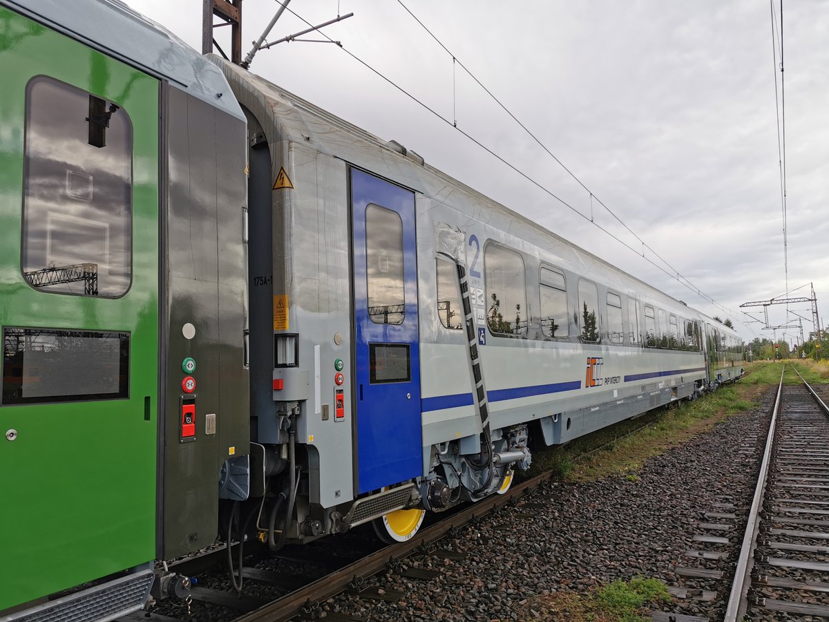 bazawagonow's tweet photo. Pierwszy nowy wagon bezprzedziałowy #175A (wariant #175A_10) dla @PKPIntercityPDP z datą 23.12.2021 został odebrany od #FPS.
⏩ Wagon trafi do Wrocławia.
Fot. Grzesiek Gu. https://t.co/EuVt7RqDuN