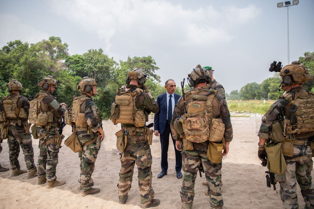 Frontieresmedia's tweet photo. 📸 Éric #Zemmour salue les soldats engagés en #Afrique et dans l’opération #Barkhane dans leur base logistique. https://t.co/vFdc1ydBQM