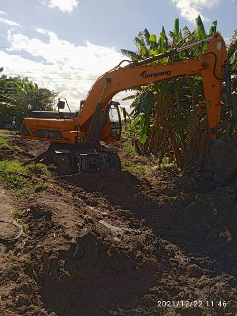 Se continúa en la limpieza de la cañada que atraviesa Ranchuelo, dándole solución a planteamientos de vecinos afectados por sus crecidas. Brigada 4 de la EMROHC Villa Clara en las labores. Éxitos!