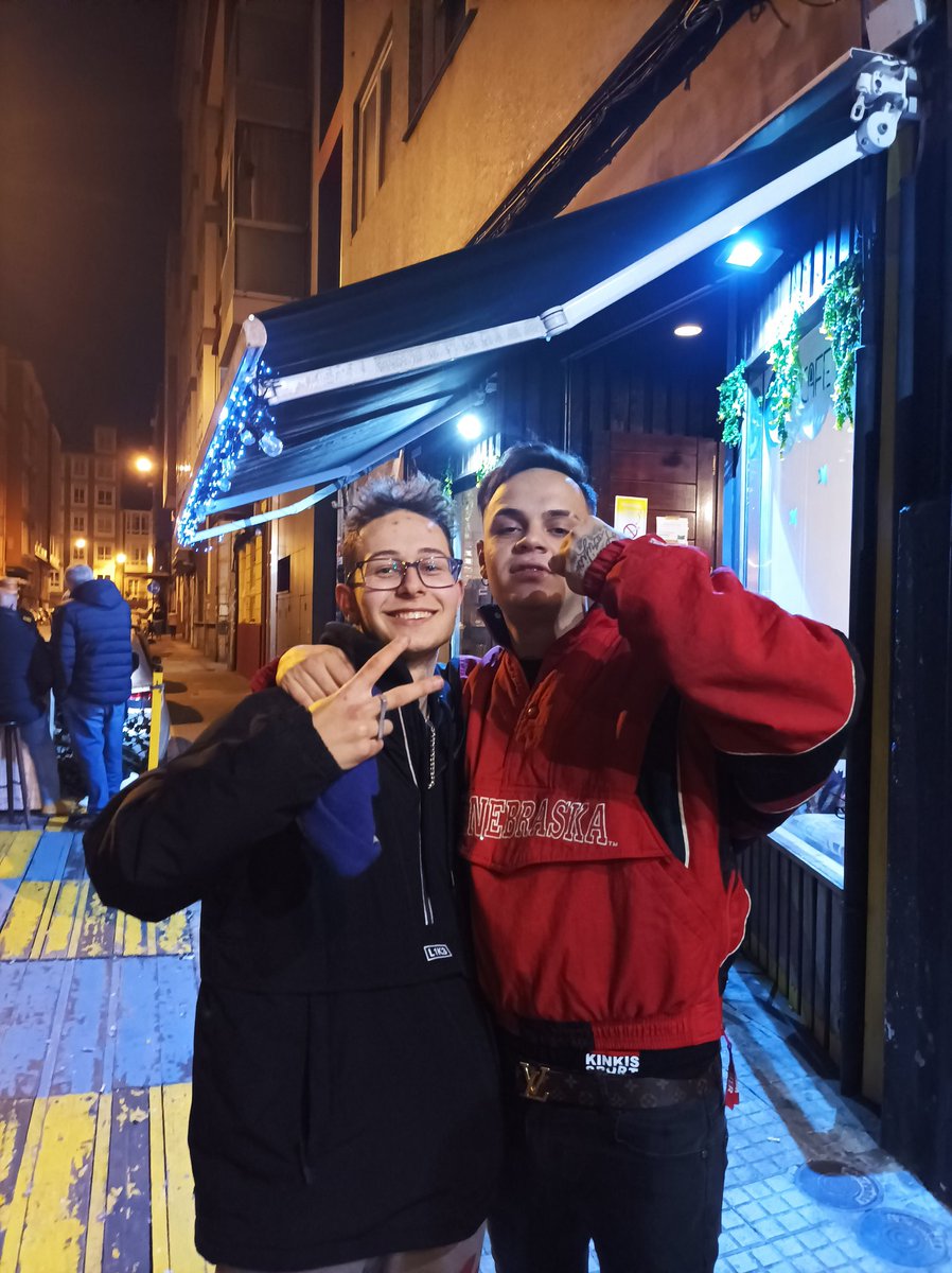 Antontaao's tweet photo. Vengo a presumir que conocí a este par de gigantes este año💜💜🔥
@GoldLopes #BLESSED013 https://t.co/JwV9zKziHj