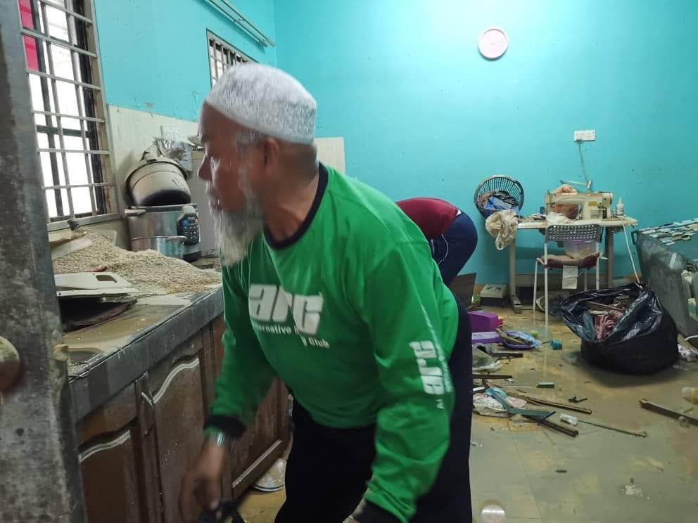 NuwairShams's tweet photo. Datang dari Grik, Perak. 
Naik motor dari sana seorang diri.
 
Semata-mata untuk tolong mangsa banjir di Shah Alam.

Umur?
74 TAHUN.

Allah Allah https://t.co/QtVnsSRI9E