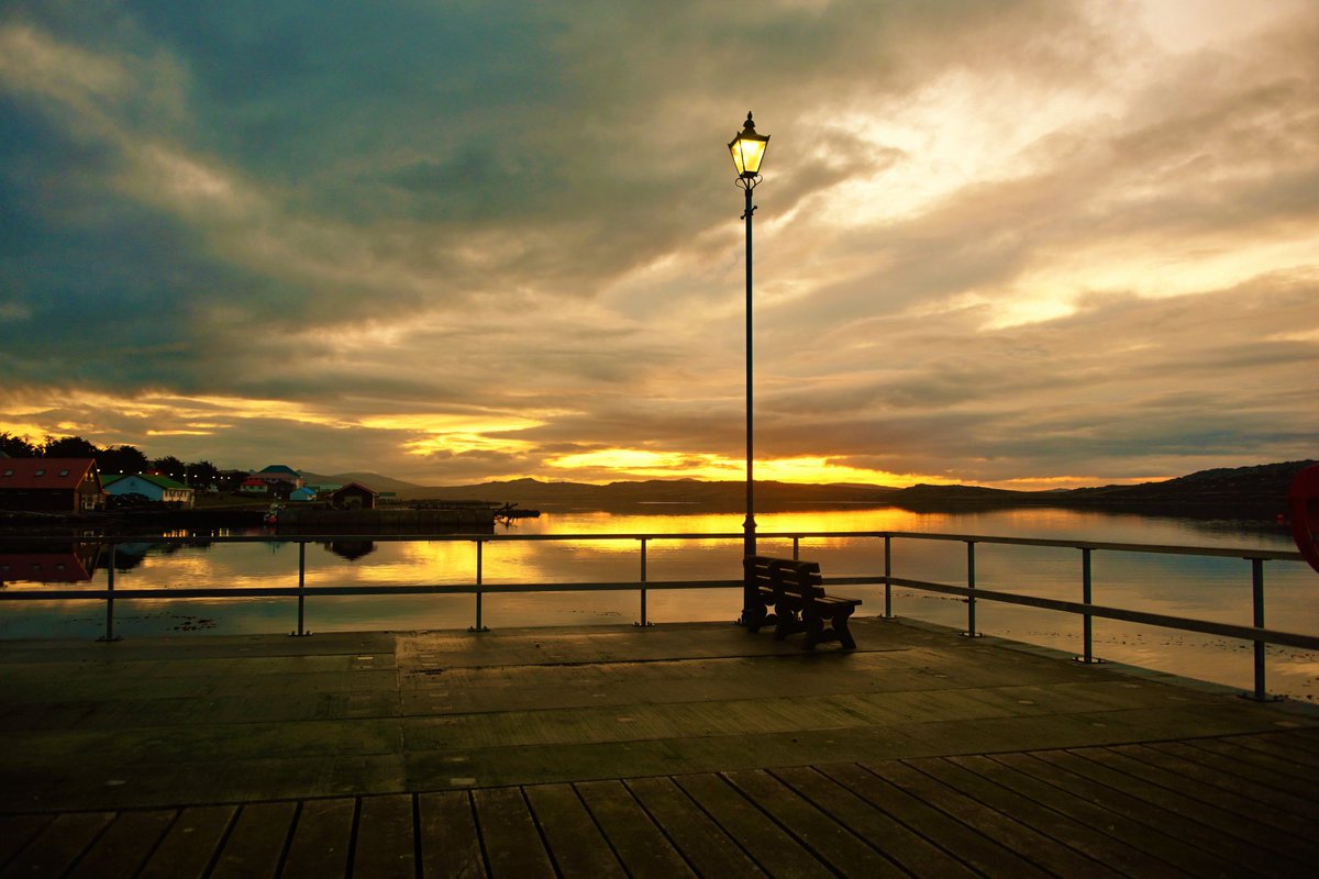 MyFaveBench's tweet photo. Here's wishing everyone in Port Stanley and the Falkland Islands a very Merry Christmas and a Happy New Year ๐ซ๐ฐ #DesireTheRight #Falklandislands #PortStanley #Christmas #pewswithviews https://t.co/NoxEX4mEBX