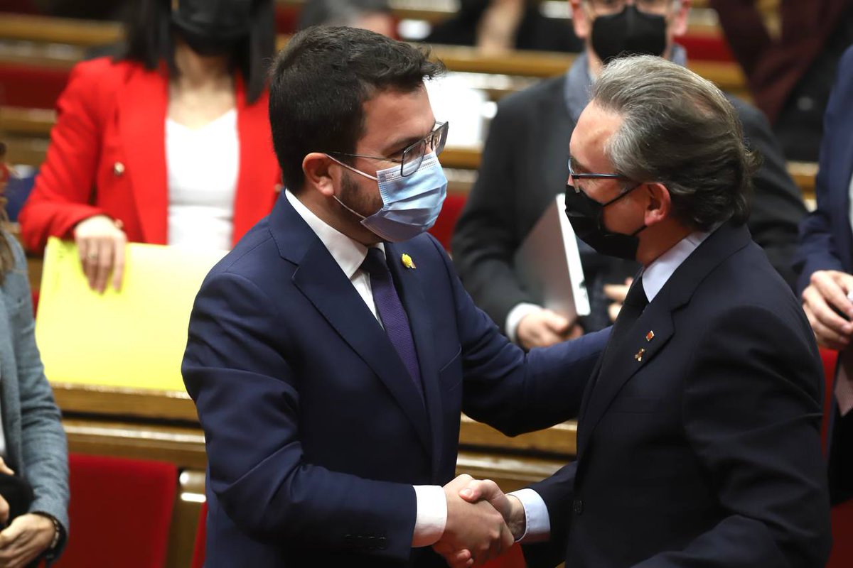 economiacat's tweet photo. 🟢 El @parlamentcat aprova la Llei de Pressupostos de la Generalitat de Catalunya per al 2022
🗓️ Els #Pressupostos2022 entraran en vigor l'1 de gener per primer cop des del 2010
🎥 Recupera la intervenció sencera del conseller #JaumeGiró: https://t.co/Jc386CW5Le
#ReActivemCAT https://t.co/2pwRvaQG9L