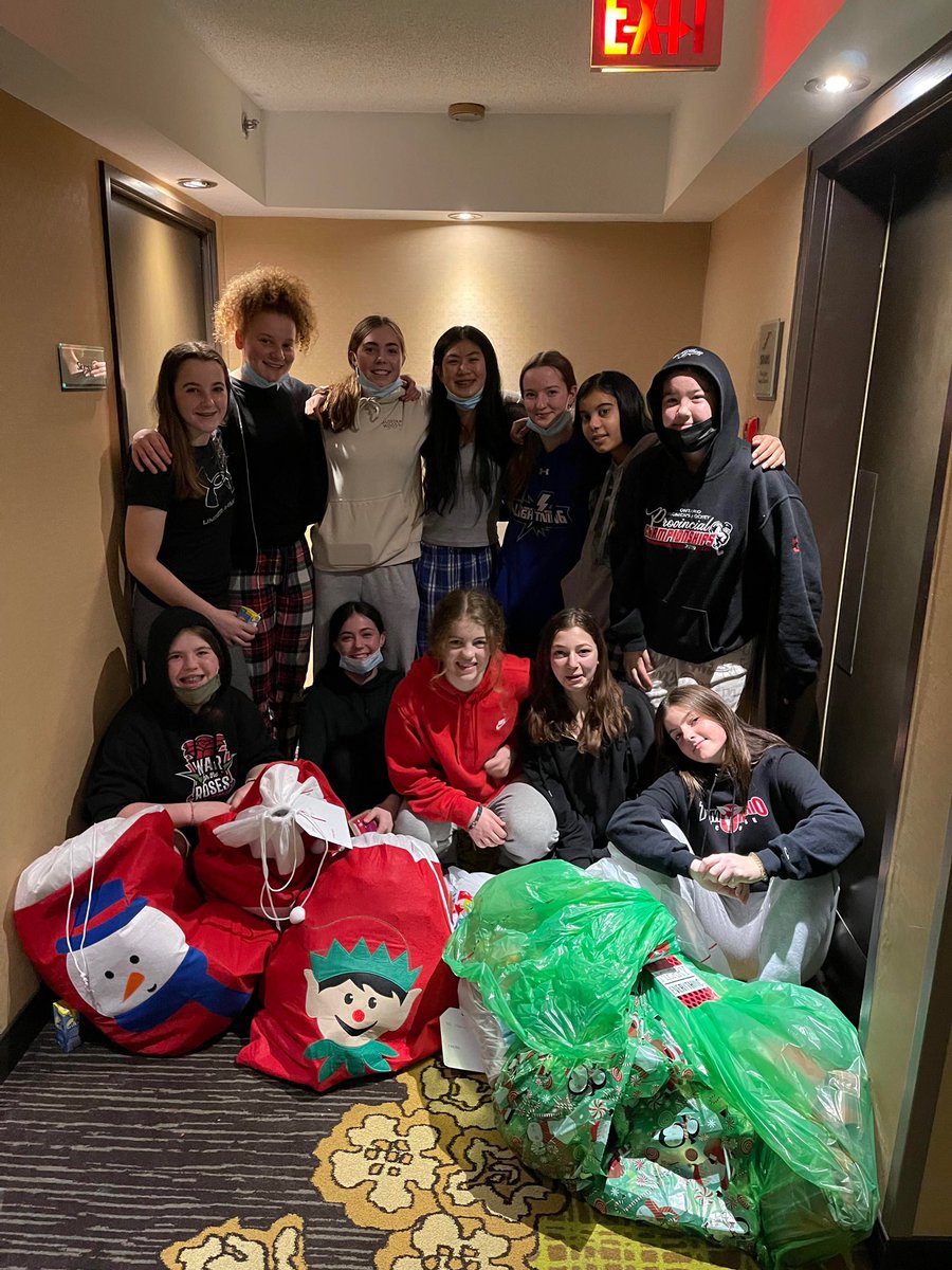 This platform is often full of ppl trashing the “culture” of hockey
Those ppl often have no idea what the real culture is
Proud of these girls and the staff leading them.  Just one of many teams making a difference this holiday season
#HockeyCulture #LifeLessons