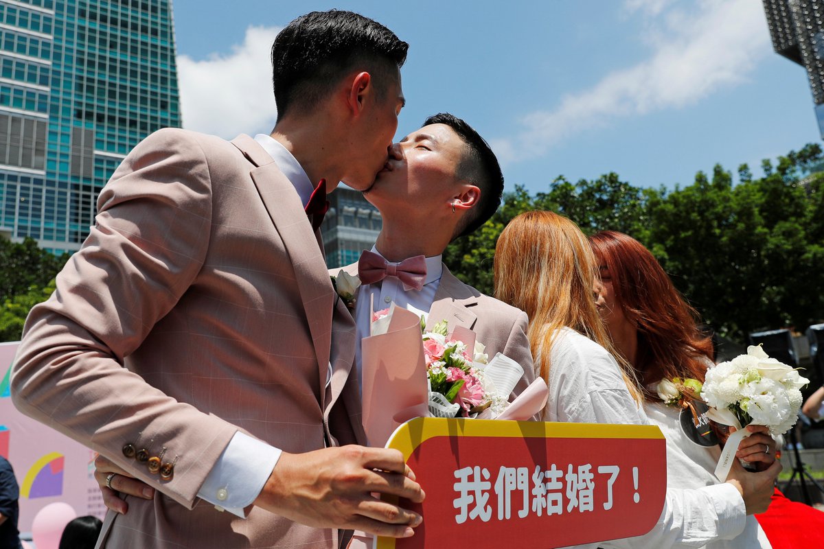 Openly's tweet photo. 💍 2021 was a landmark year for same-sex marriage, with Chile, Switzerland and Costa Rica all passing new laws. 🏳️‍🌈

💵 Researchers and #LGBT+ activists say marriage equality also brings economic benefits - from weddings to tourism.

Here's why. 👇🧵
https://t.co/tIfggylG61 https://t.co/Npq7TGu73z