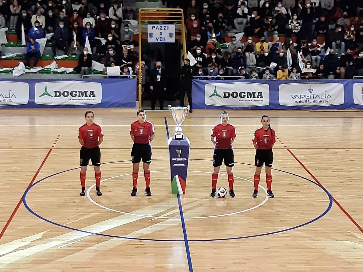 AIA_it's tweet photo. Finale di Supercoppa femminile: Futsal Pescara - Città di Falconara. Squadra arbitrale: AE1 Alessandra Carradori, AE2 Elena Lunardi, AE3 Chiara Perona e crono Martina Piccolo. Presenti il Comp Naz #Senesi, il Resp #CAN5Élite #Galante con il Comp #Gisondi e il Resp #CAN5 #Falvo. https://t.co/ayrBDOMDEP