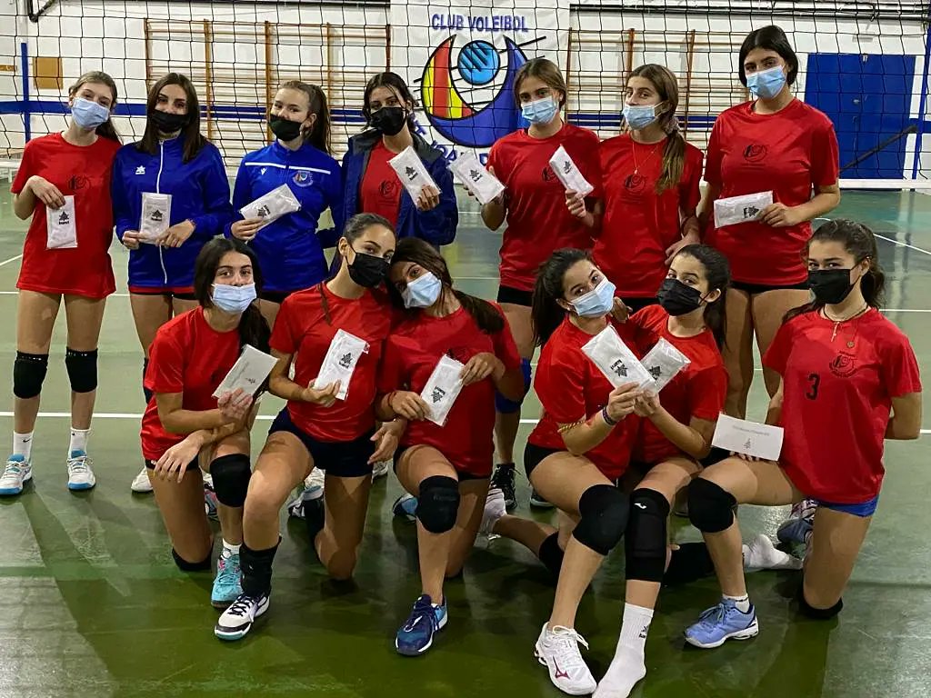 joan_club's tweet photo. Esta semana el club ha estado regalando a nuestras jugadoras/es los calcetines de juego para los encuentros oficiales como obsequio navideño🎅🏻
Quién no haya recibido aún el regalo se le hará llegar en los próximos entrenamientos, no os quedaréis sin él 😉👏🏼
#cvsj #cvsantjoan https://t.co/c807qwfcPW