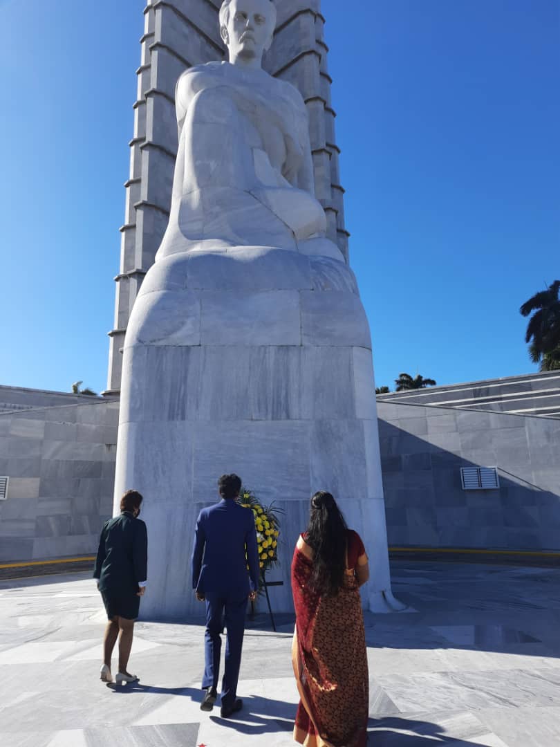 El Embajador visitó el monumento a José Martí, el héroe #Nacional #Cubano, y depositó flores en el monumento rindiendo homenaje. Más tarde recorrió el magnífico Museo #Martí y presenció algunas de las exposiciones y sus obras. @CubaMINREX @MEAIndia @MemorialJMarti