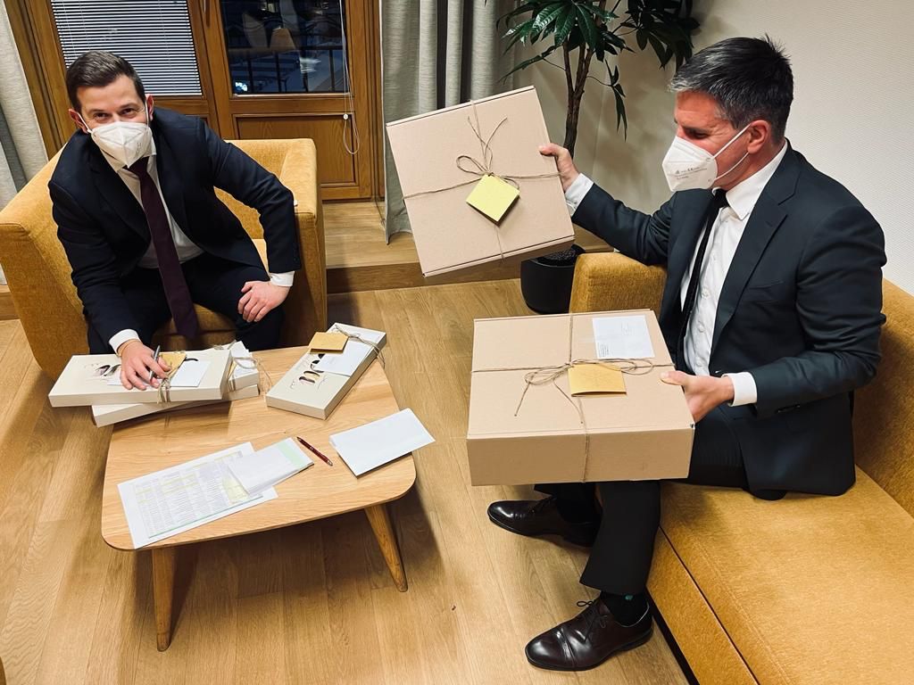 SLOVAKIAinEU's tweet photo. ๐ธ๐ฐ Slovak #PSC Team wish you very sweet #Christmas๐ & healthy #NewYear!๐
This yearยดs present for ๐ช๐บ#PSC colleagues was #TUBA - tasty #traditional but #innovative sweet from premium #raw materials
by ๐ธ๐ฐ sustainable firm #KOLATCH
https://t.co/u8VwQn8m3w
#TimeForDessert๐ฐ https://t.co/l7oE4sod3i