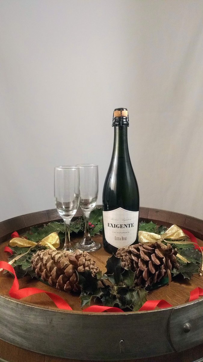 CelinaLM3's tweet photo. Para quienes prefieren su #regalo de #Navidad dentro de la copa:

EXIGENTE Extra Brut Chardonnay

¡Brindemos juntos! 🥂😄 https://t.co/XKqHMaXcW4