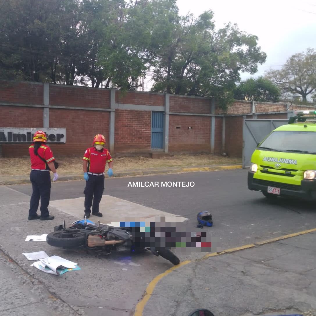 amilcarmontejo's tweet photo. Finaliza diligencias del Ministerio Público en Avenida Petapa 37 calle zona 12, tramo al norte. 

Durante la madrugada, falleció motorista en percance vial. https://t.co/kFuGiB5n0m