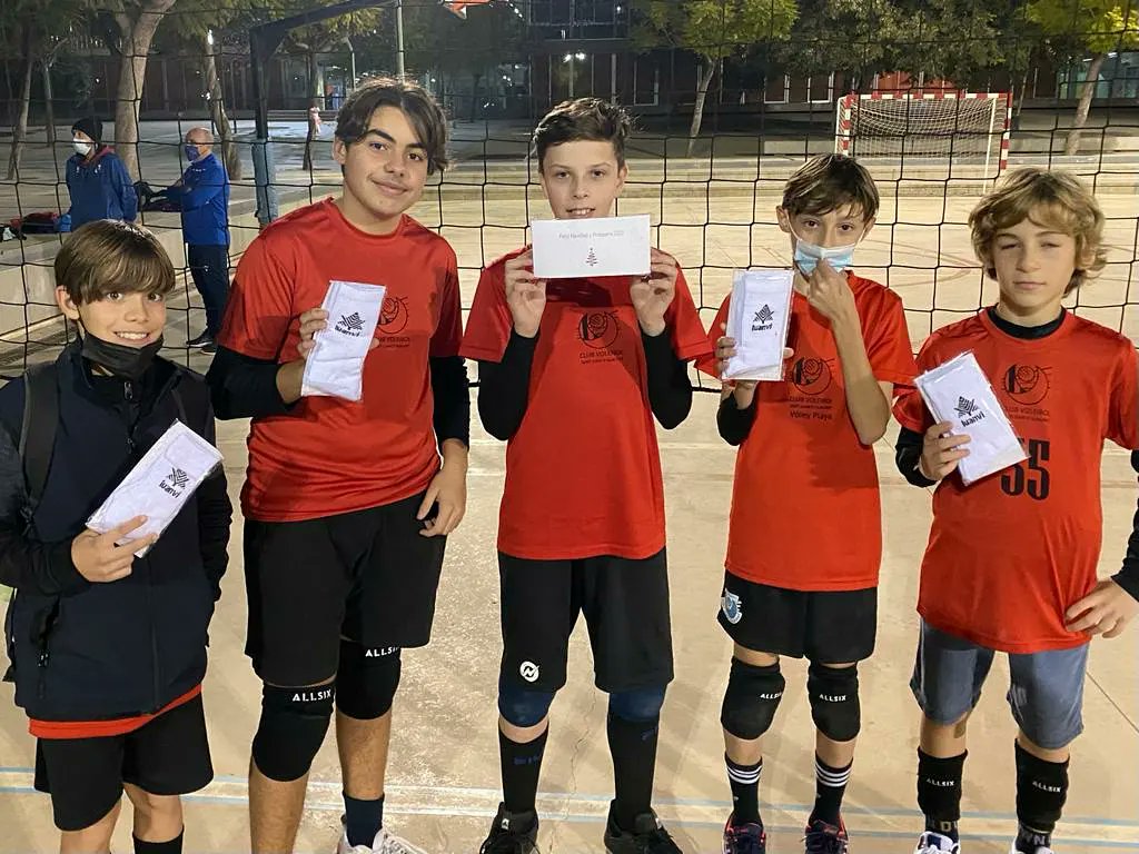 joan_club's tweet photo. Esta semana el club ha estado regalando a nuestras jugadoras/es los calcetines de juego para los encuentros oficiales como obsequio navideño🎅🏻
Quién no haya recibido aún el regalo se le hará llegar en los próximos entrenamientos, no os quedaréis sin él 😉👏🏼
#cvsj #cvsantjoan https://t.co/c807qwfcPW