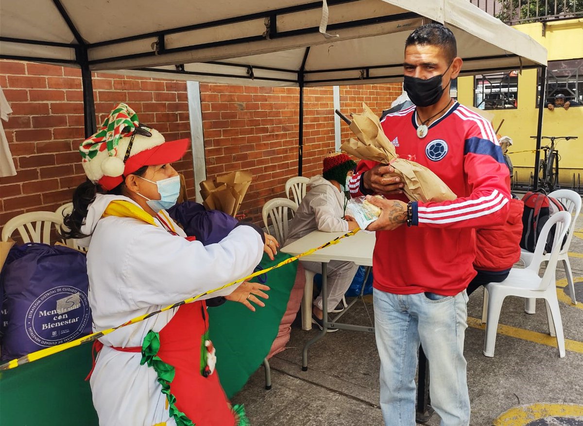 SSchapinero's tweet photo. Nuestra #TropaSocialDeRescate culmina sus actividades con una jornada de autocuidado navideña, la cual contó con la participación de la comunidad quienes llegaron con obsequios y refrigerio para los ciudadanos habitantes de calle. #MásTerritorio @integracionbta @diegoromeroser https://t.co/fOPFJKRLCp