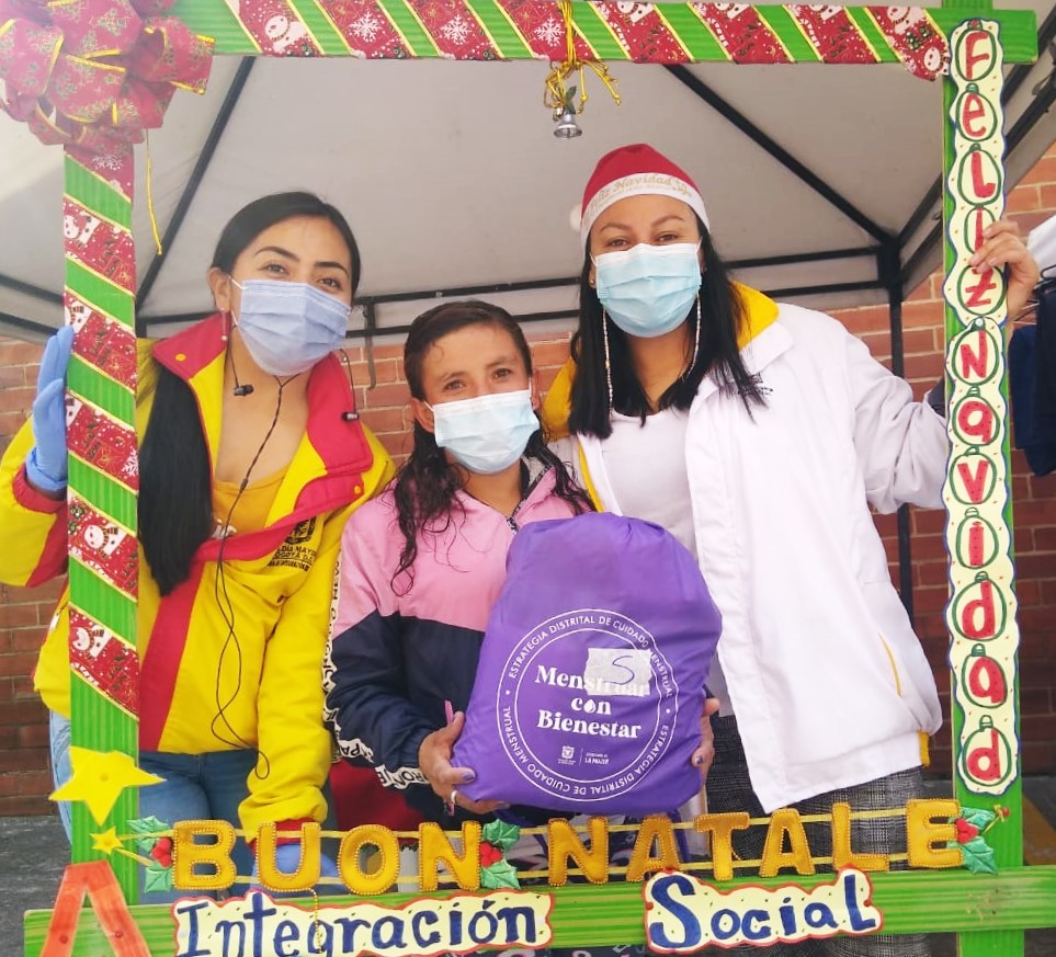 SSchapinero's tweet photo. Nuestra #TropaSocialDeRescate culmina sus actividades con una jornada de autocuidado navideña, la cual contó con la participación de la comunidad quienes llegaron con obsequios y refrigerio para los ciudadanos habitantes de calle. #MásTerritorio @integracionbta @diegoromeroser https://t.co/fOPFJKRLCp