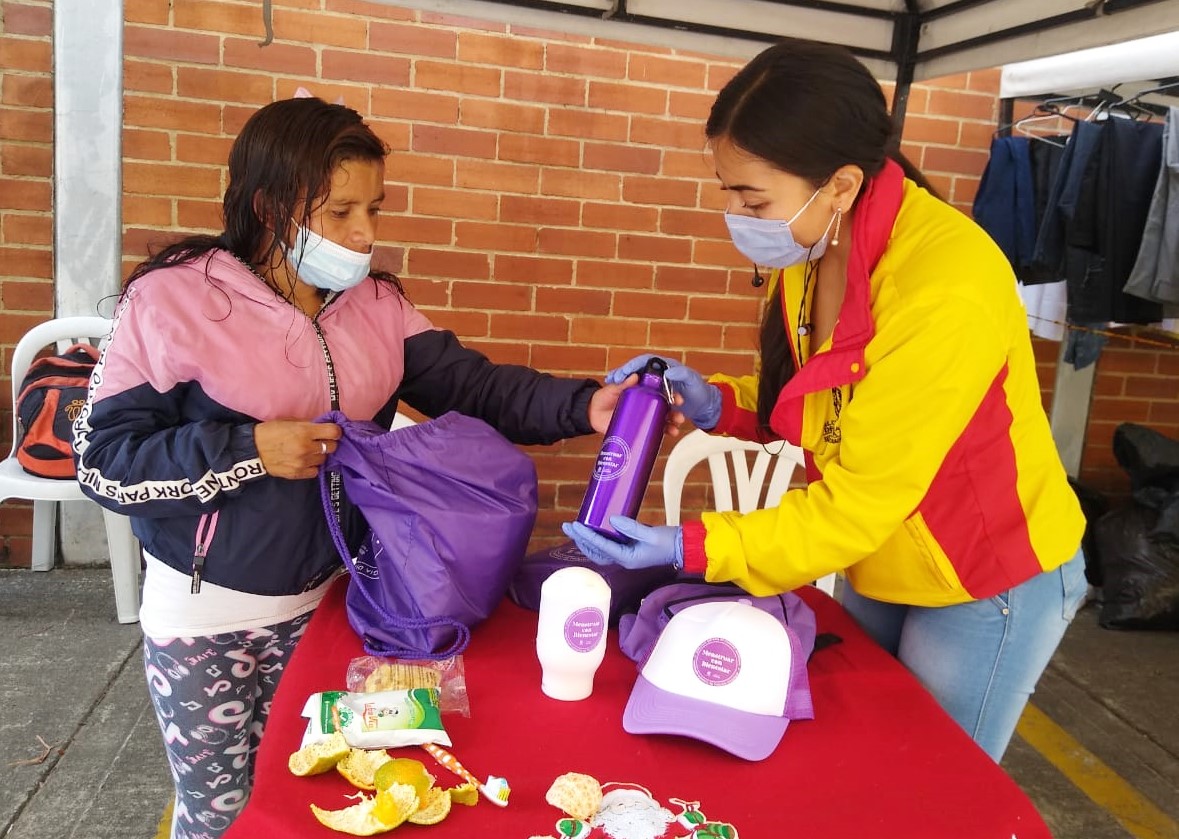 SSchapinero's tweet photo. Nuestra #TropaSocialDeRescate culmina sus actividades con una jornada de autocuidado navideña, la cual contó con la participación de la comunidad quienes llegaron con obsequios y refrigerio para los ciudadanos habitantes de calle. #MásTerritorio @integracionbta @diegoromeroser https://t.co/fOPFJKRLCp