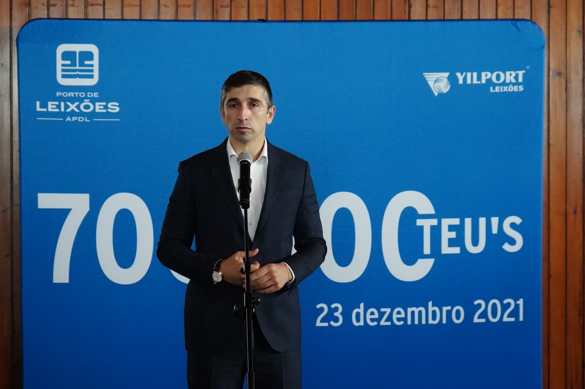 Porto de Leixões movimenta mais de 700 mil TEU’S num ano e assinala recorde histórico com cerimónia comemorativa
Pela primeira vez na sua história, o Porto de Leixões movimentou 700 mil TEU'S num único ano de atividade.
bit.ly/3mtyyMm