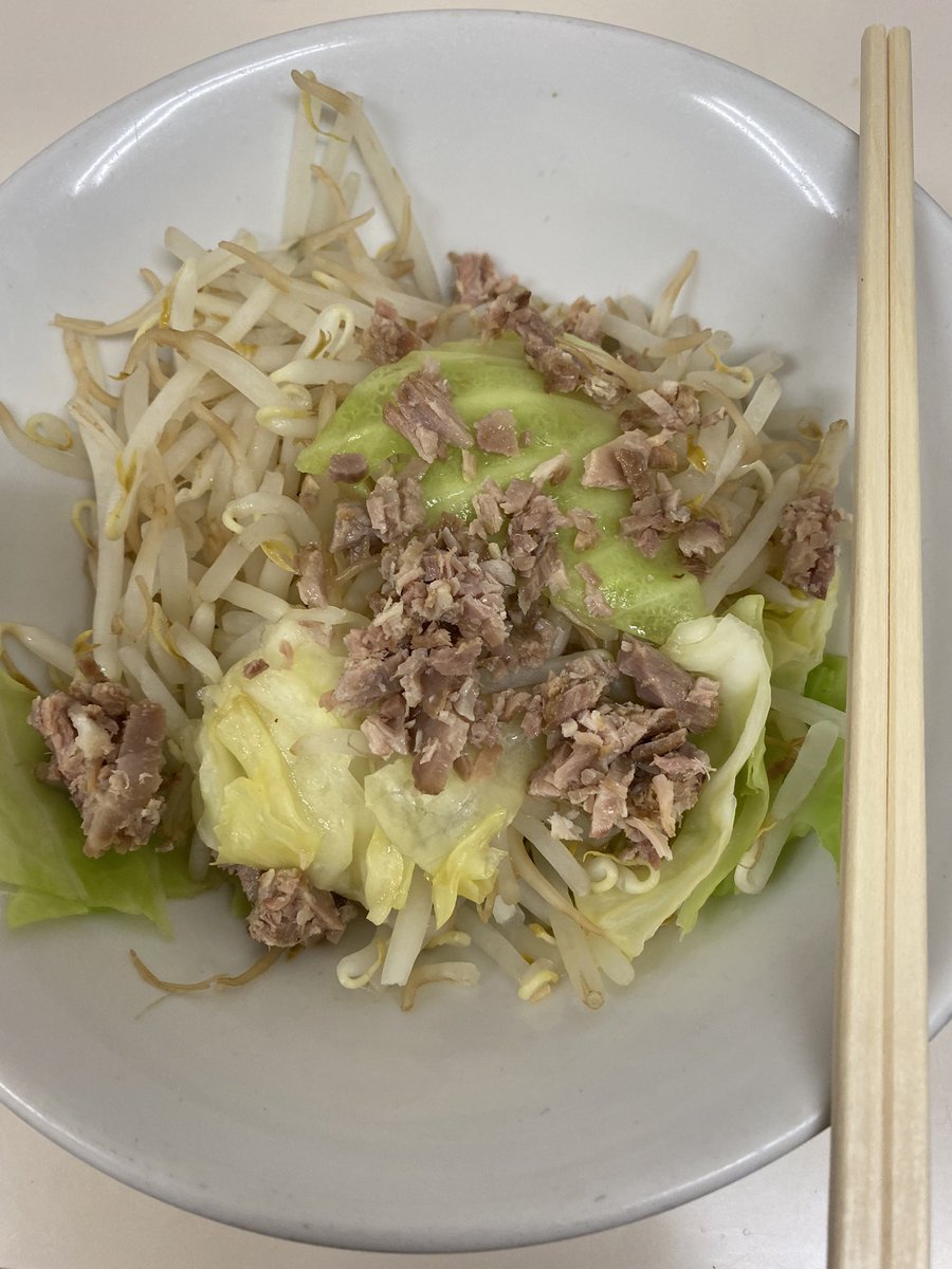 m_kan43's tweet photo. 今日はイケメンと一食目にラーメンを食べてしまったので正真正銘のベジファーストはできませんでしたがしっかりと二食目はいかせていただきました！
トラックにダンボールを積み3時間ラーメンを作り続けた自分お疲れです。
#今日もベジファースト https://t.co/1kr6NoTZhj