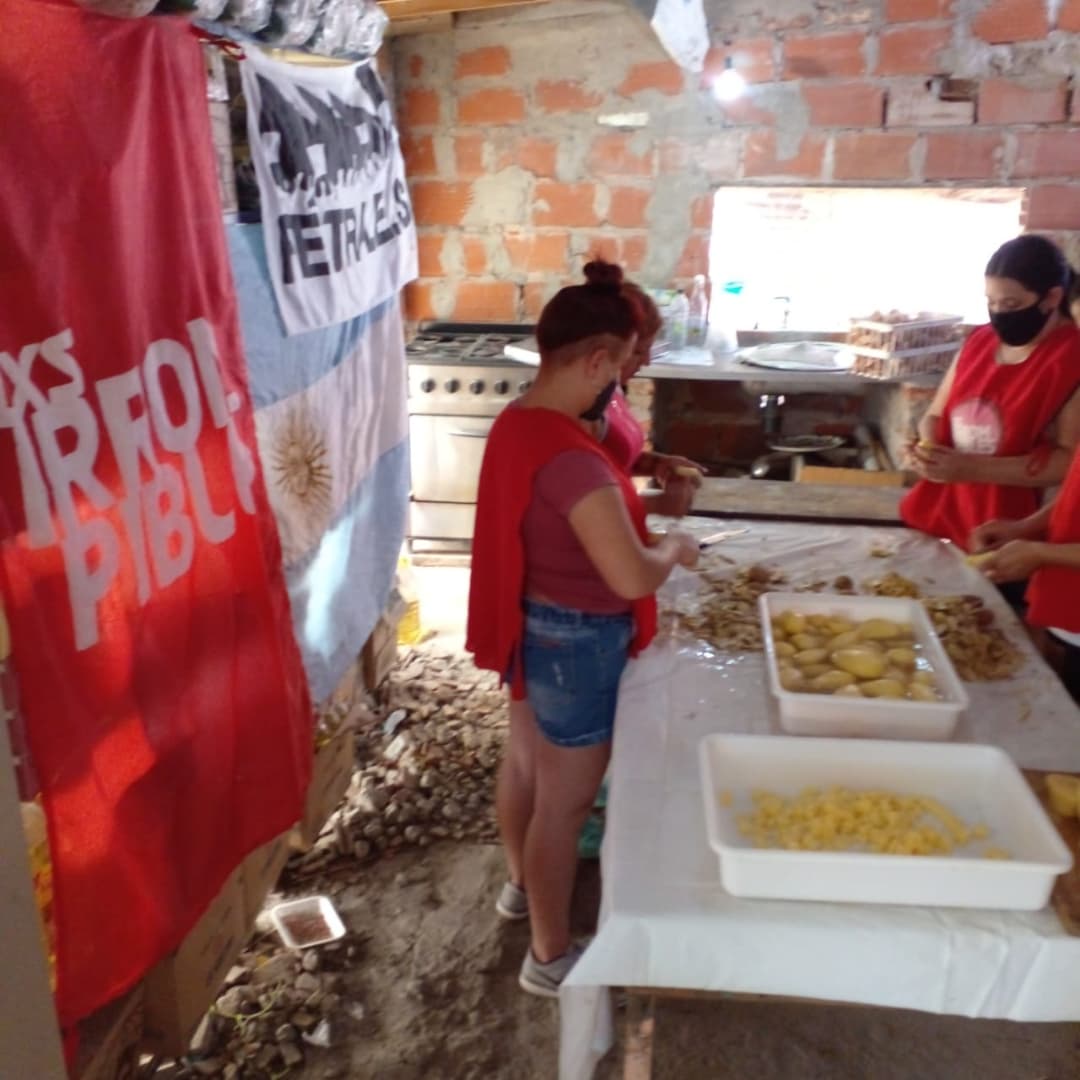 FuerzaColeCanu's tweet photo. Preparamos pollo al horno con rusa y jugo para lxs niñxs, para las cena de este miércoles ,para las familias. 
🍛Merendero La Lunita 
🍛Barrio Altos Verdes, Máximo Paz 
🍛Cañuelas  prov. de Bs. As. 

#ArgentinaUnida 
#FetraesCañuelas 
#LaPatriaEsElOtro 
#NadieSeSalvaSolx https://t.co/KCPMEbJoHX