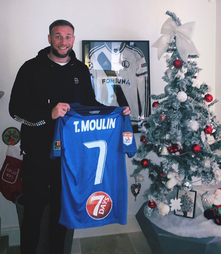 thib_mou's tweet photo. Merci à tous d’avoir participé à mon jeu concours 🎁

Félicitations à ronan.bru (sur Instagram) qui remporte mon maillot de l’Academica Clinceni ! 💪

Joyeux Noël à tous ! 🎅 https://t.co/l9zg9XNSBj