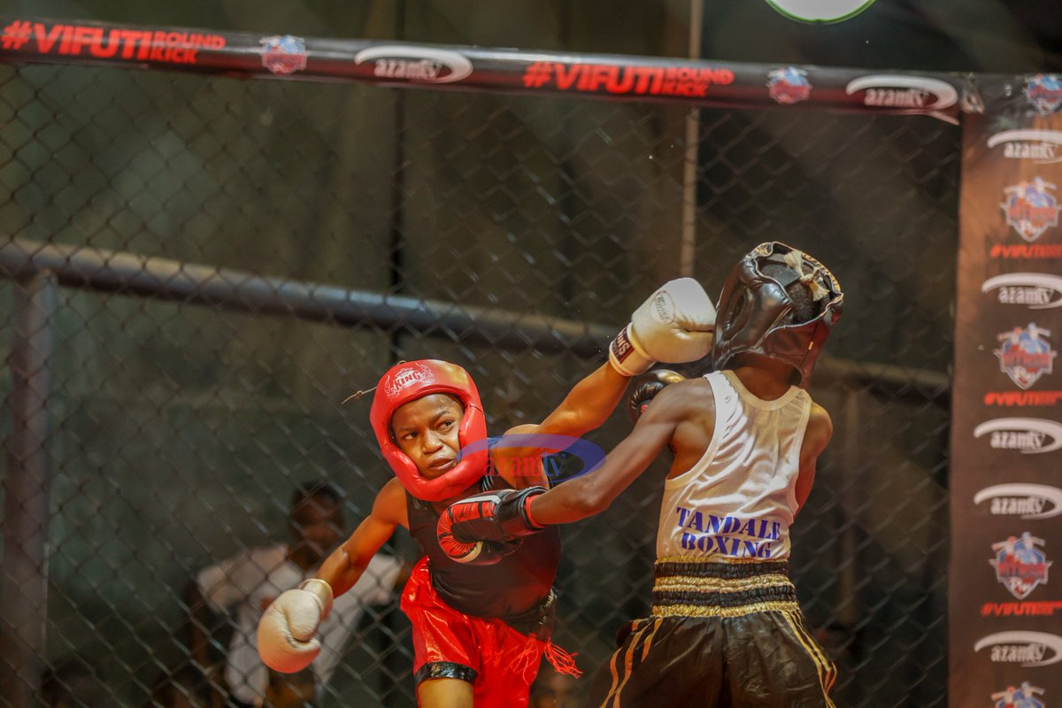 azamtvtz's tweet photo. VITASA PLUS: Ulingo umefunguliwa na watoto hawa ambao walikuwa wanajifurahisha japo wameonesha burudani nzuri

Tuko LIVE #AzamSports2HD 

#VifutiRoundKick #KickBoxingLeague2021 #AfricanFightingKing #VitasaPlus #AFKBoxingLeague #NusuFainali https://t.co/k35qnRgHjH