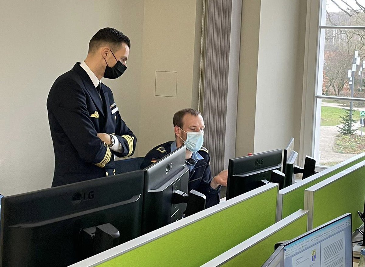 Com1DEUCorvSqn's tweet photo. Wieder vor die Welle kommen: wo sonst Bälle gefeiert werden, haben die Soldatinnen und Soldaten des 1. KGschw erneut den Kampf gegen die ungehinderte Ausbreitung des Virus aufgenommen. Und das auch zwischen den Feiertagen. Danke für diesen Dienst! #Fightcovid https://t.co/ZcdtQoQH15