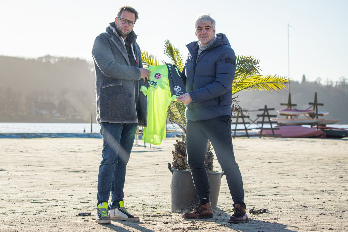 rot_weiss_essen's tweet photo. 📸😆 Nicht nur eine perfekte Mannschaftsfoto-Location! Das #SeasideBeach unterstützt auch RWEs #Zwote 👉 https://t.co/Q1cGLtqVbU
#immeRWEiter #nurderrwe https://t.co/diM5NNlXv7