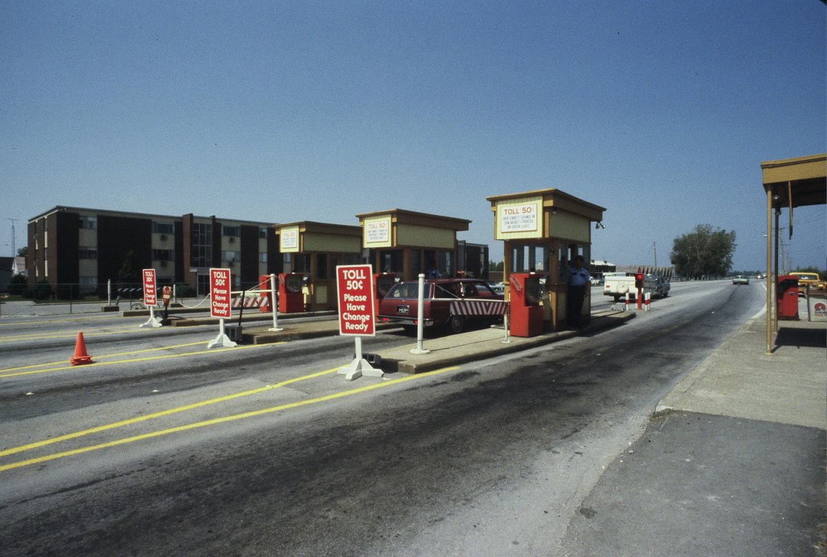 cedarpoint's tweet photo. No delicious holiday 🍪cookies🍪 in these toll houses, just change💰! 

Remember when our toll plaza was located at the entrance to the causeway? #TBT https://t.co/vjW334ngOG