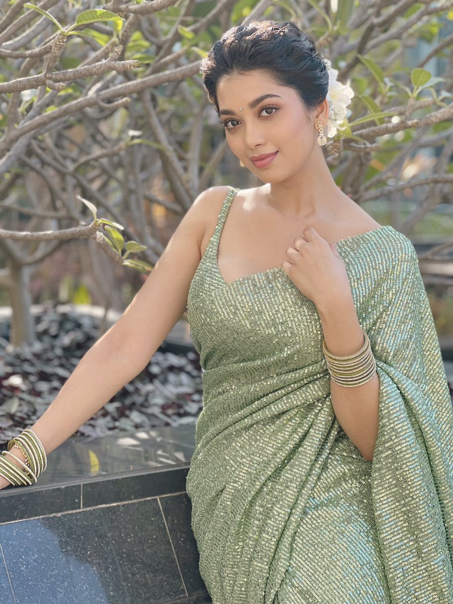 ott_release's tweet photo. #Beauty begins the moment you decide to be yourself..! use this time to introspect and shine ♥️ 

@DiganganaS  #DiganganaS #DiganganaSHot #Digangana #DiganganaSuryavanshiHot
#DiganganaSuryavanshi 
#ActressHot 
#actress
#ActressesDuniya 
#ActressHub https://t.co/sjctrpt3tj