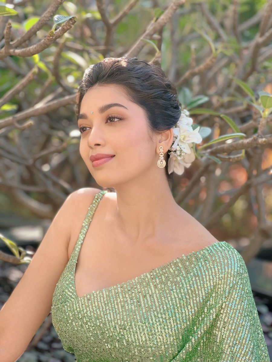 ott_release's tweet photo. #Beauty begins the moment you decide to be yourself..! use this time to introspect and shine ♥️ 

@DiganganaS  #DiganganaS #DiganganaSHot #Digangana #DiganganaSuryavanshiHot
#DiganganaSuryavanshi 
#ActressHot 
#actress
#ActressesDuniya 
#ActressHub https://t.co/sjctrpt3tj