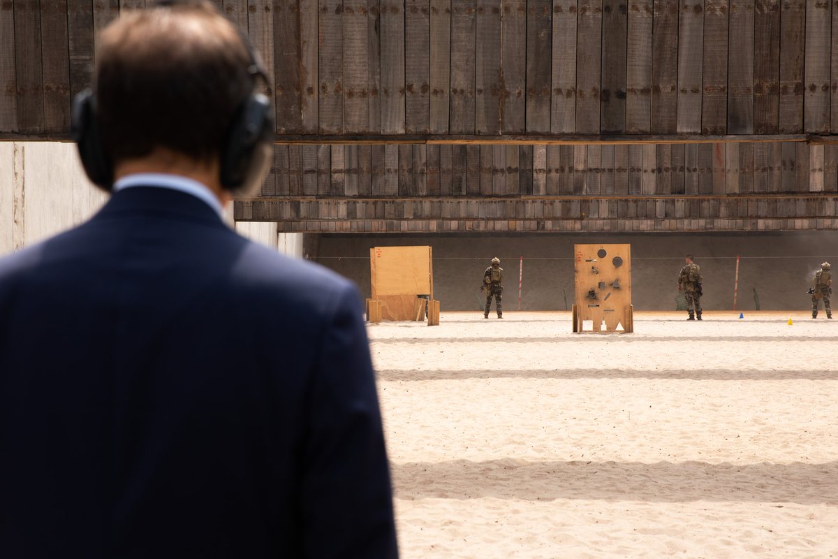 ZemmourEric's tweet photo. La France « fut faite à coups d'épée », disait le général De Gaulle. La France prendra soin de son épée ! https://t.co/td2dUVyRRj