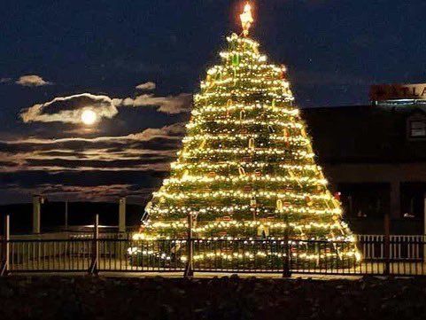 mydwellio's tweet photo. From coast to coast, wishing you a healthy, cheerful holiday from the dwellio team! https://t.co/ip2VTVW5SA