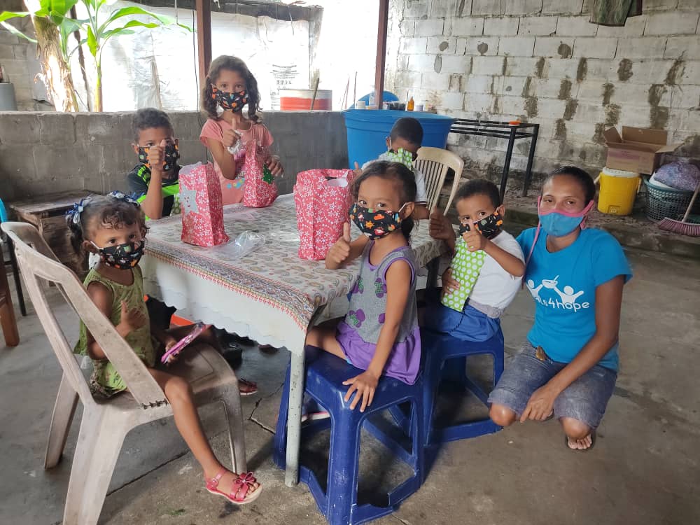 meals4hope's tweet photo. "... de esperanza en esperanza, de pesebre en pesebre, todavía hay navidad ...
desde las periferias existenciales, con la fe de maría y los silencios de josé y todo el misterio del niño, hay navidad" p.casaldáliga https://t.co/xoaXwyQPqq