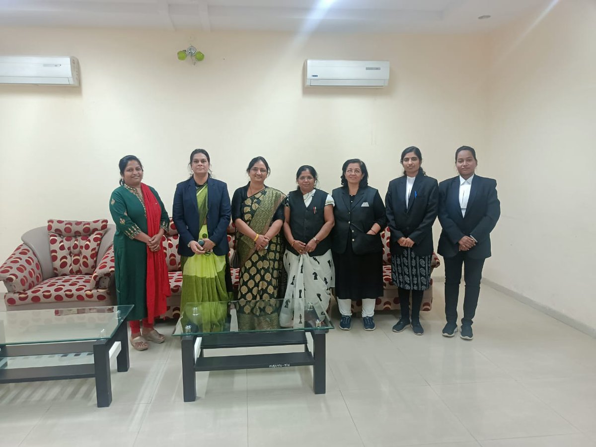 DesardaSangita's tweet photo. Lecture Series organised by Advocates' Association of Aurangabad High Court.💐

Chief Guest (Speaker)- Honourable Shri. Justice P. D. Naik on Criminal Law.✨#law #highcourt #BombayHighCourt #legal #lawyers https://t.co/LAAn1sQdcW