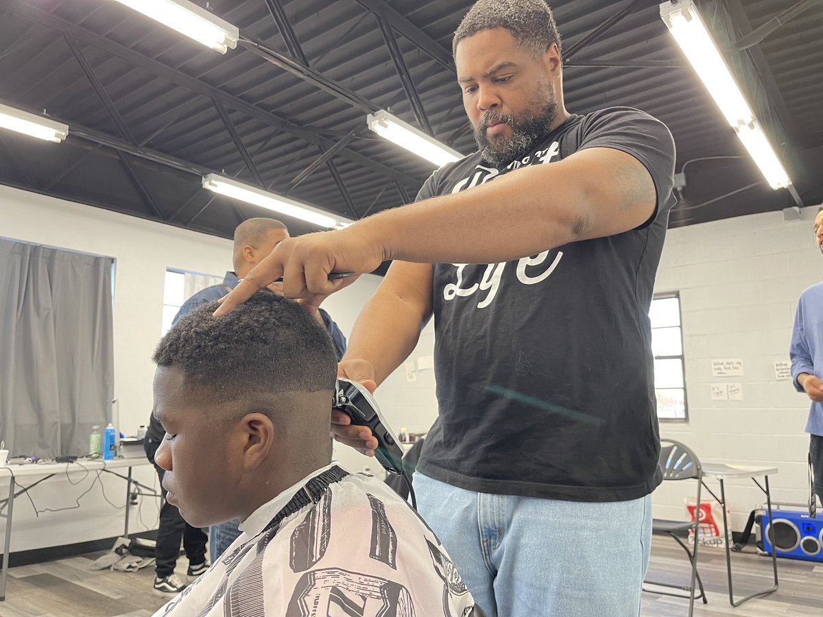 DreBMusic's tweet photo. Got to partner with my broski @KadenceOKC and The Bridge Impact Youth Center on this one! We were able to give some young men that VIP treatment right before Christmas and give them haircuts! Love getting to serve! https://t.co/R8mgMQ1X5X