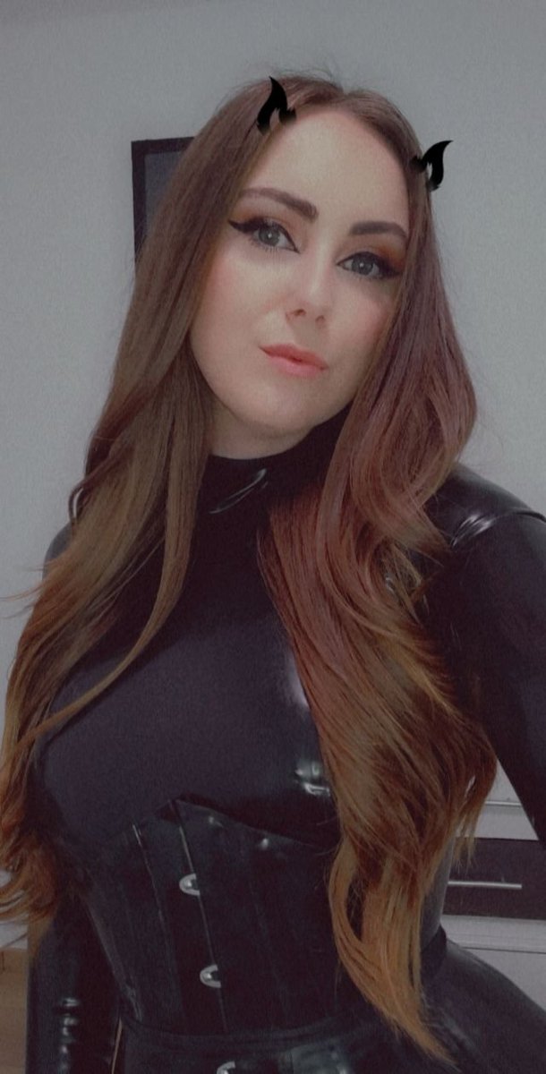 MadameAlaska's tweet photo. The devil wears latex 😈 https://t.co/THuLopofg6