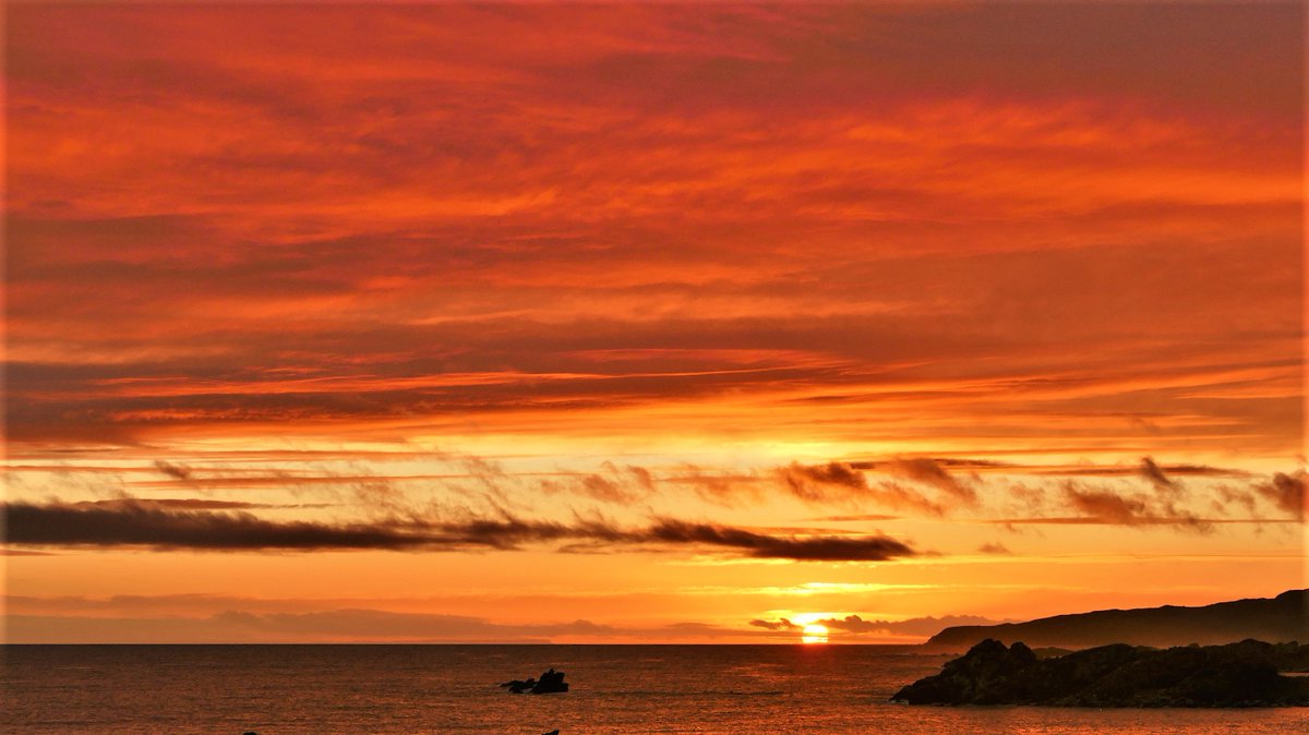 davidliv25's tweet photo. Lovely end to the day, first glimpse of the sun as it was setting over Islay https://t.co/TpfYgRjfAs