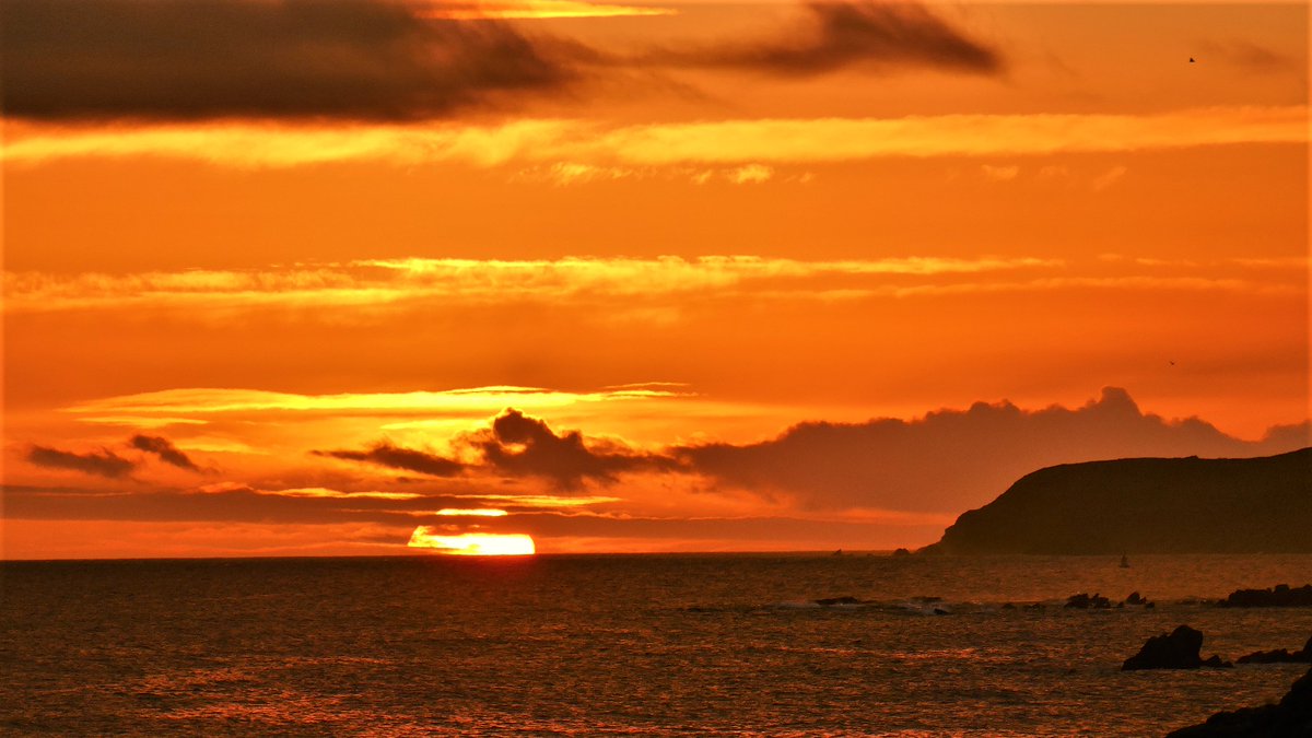 davidliv25's tweet photo. Lovely end to the day, first glimpse of the sun as it was setting over Islay https://t.co/TpfYgRjfAs