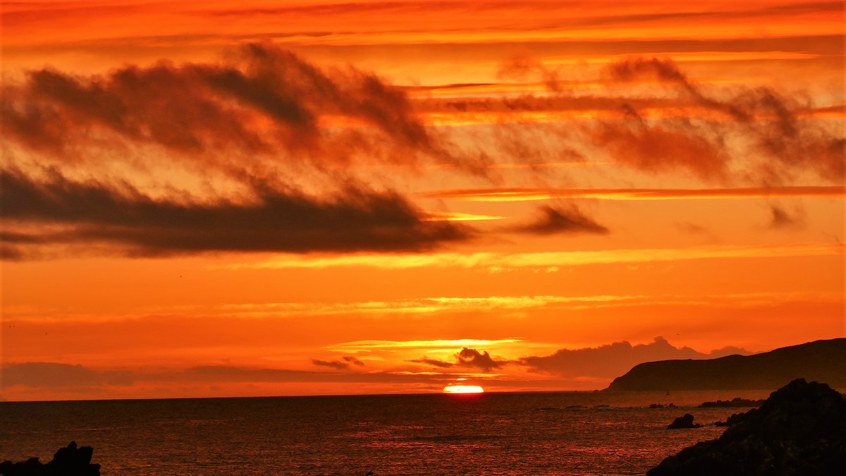 davidliv25's tweet photo. Lovely end to the day, first glimpse of the sun as it was setting over Islay https://t.co/TpfYgRjfAs