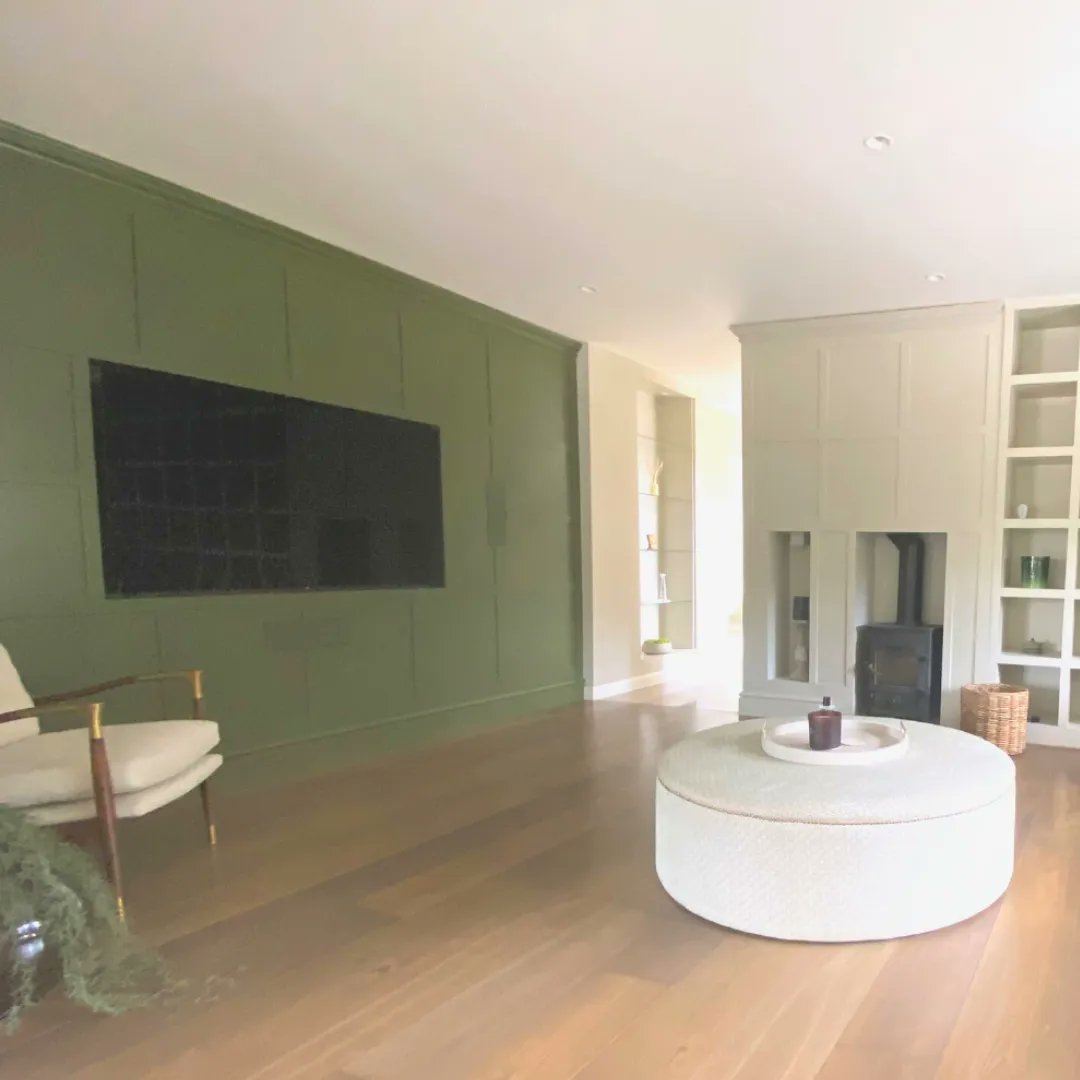 ColourAdvice's tweet photo. This is favourite 'Advice' and 'Colour My Room ' scheme from 2021.

A perfect country style TV room. I just love the rich greens of 'Bancha' from Farrow &amp; Ball contrasting with the calming neutral walls painted in 'Slaked Lime' from Little Greene #livingroomstyle https://t.co/rTxrrEm3YV