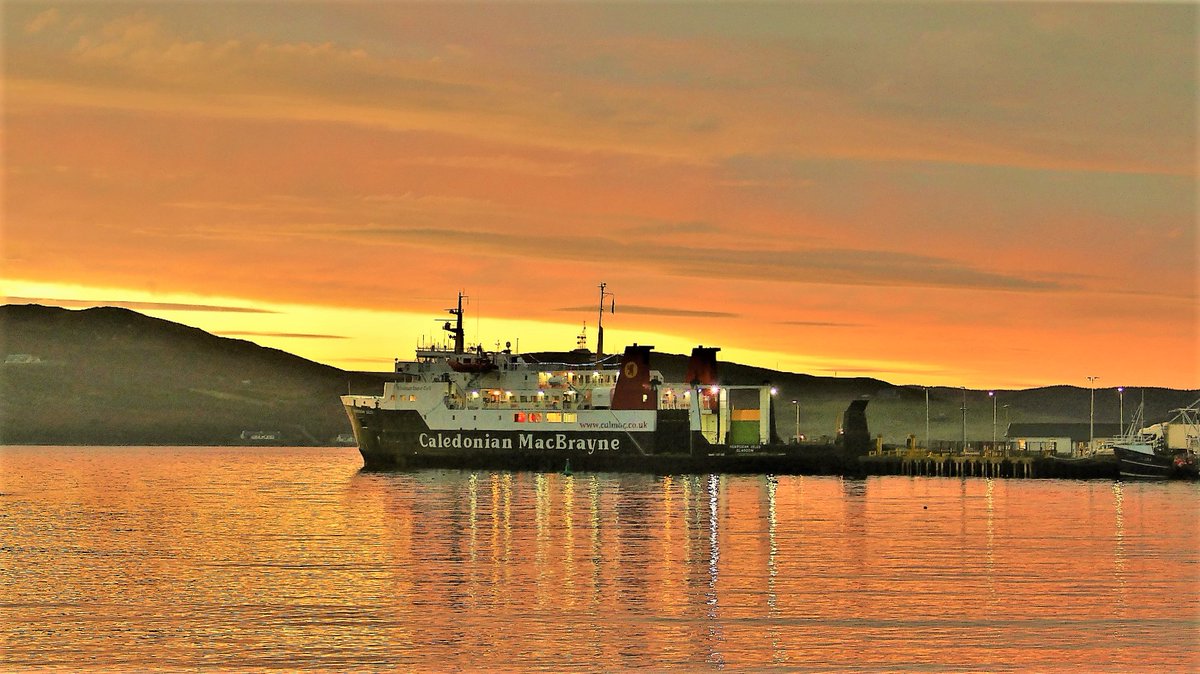 davidliv25's tweet photo. Lovely end to the day, first glimpse of the sun as it was setting over Islay https://t.co/TpfYgRjfAs