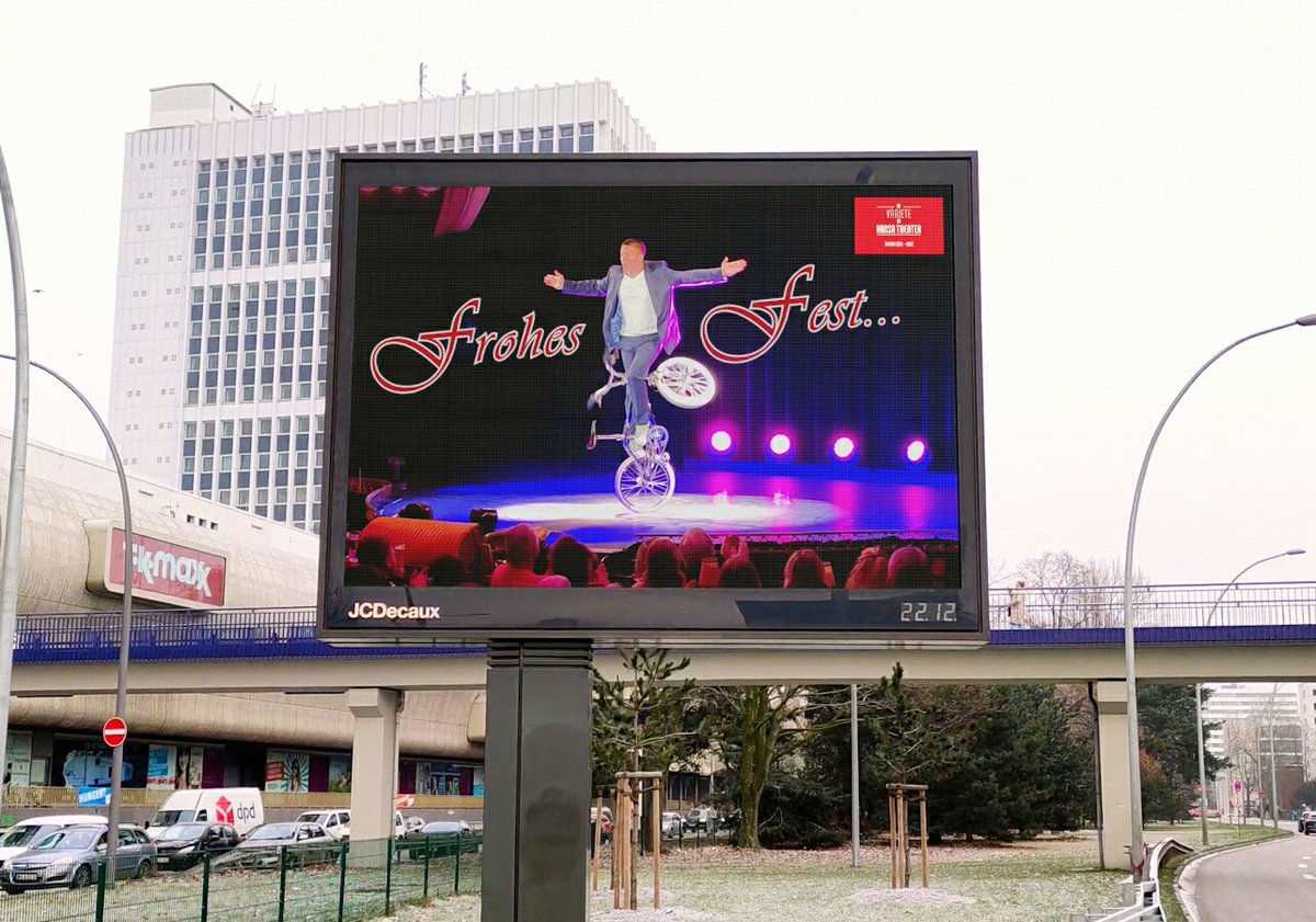 bmxshowberlin's tweet photo. Frohes Fest... #BMXfrank #HansaTheater #BMXShow #Varieté #Show #Showtime #Bühne #Stage #Showact #BMX #Bicycle #Fahrrad #FrankWolf #Hamburg #Hamburgmeineperle #Steindamm #Event #Werbung #FrohesFest #Weihnachten #Akrobatik #Artist https://t.co/JRgWk9W3hJ